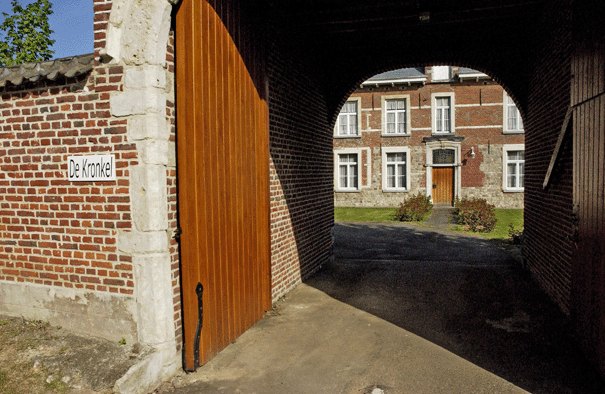 De gerenoveerde poort van De Kronkel met zicht op de binnenkoer.